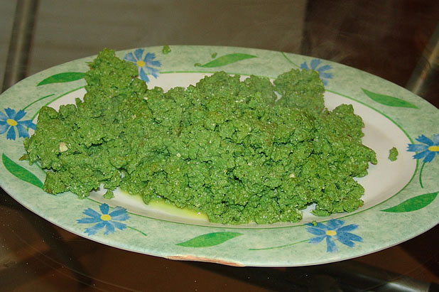 Зелени яйца с бадеми