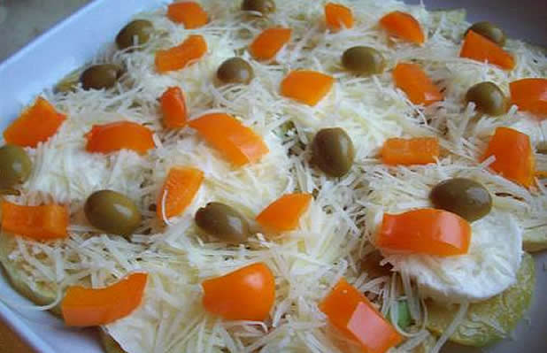 Задушено пиле с тиквички и маслини