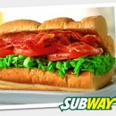 Subway сандвич с бекон, марула и домати